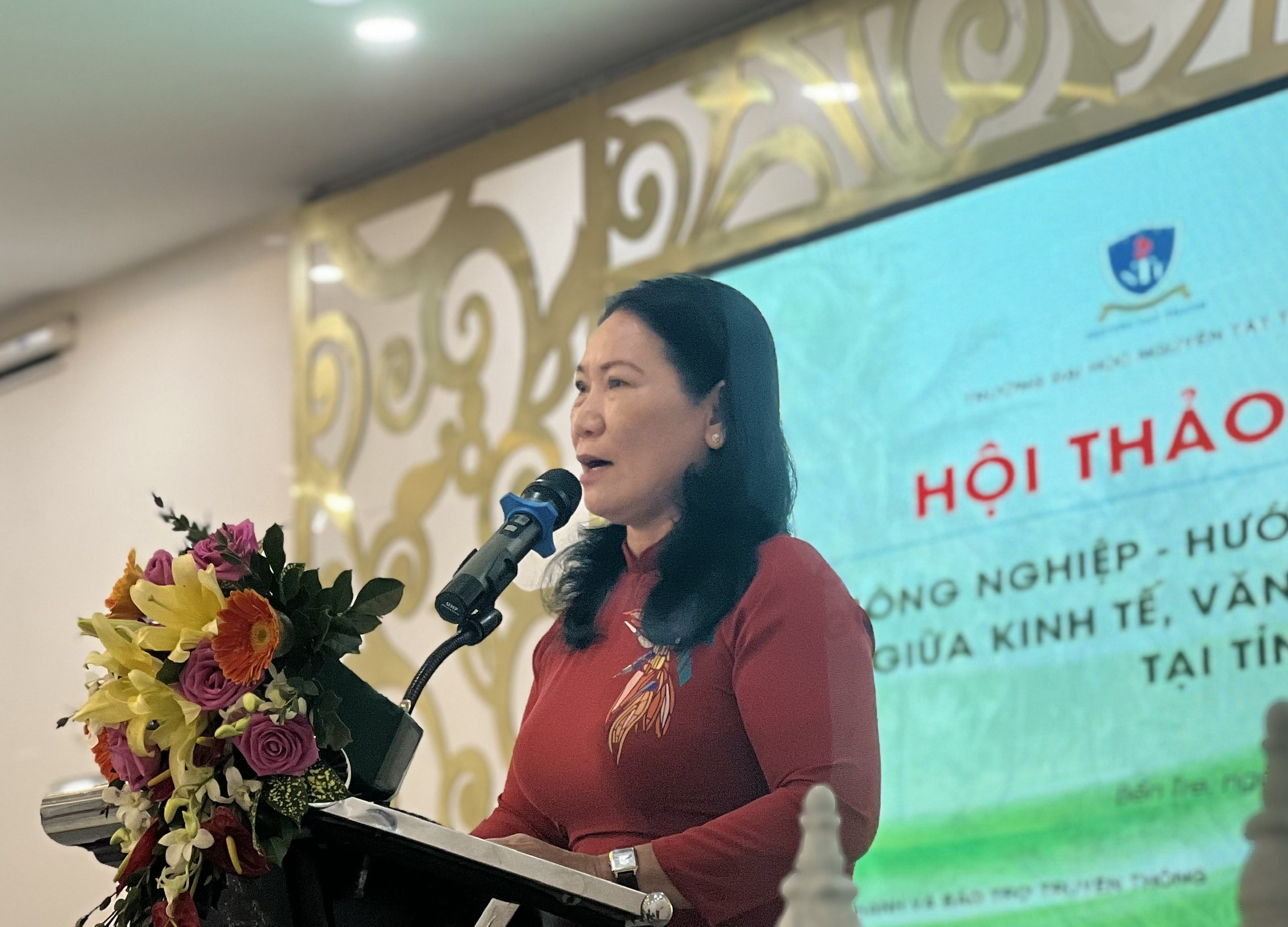 Phó Chủ tịch UBND tỉnh Bến Tre Nguyễn Thị Bé Mười phát biểu khai mạc Hội thảo